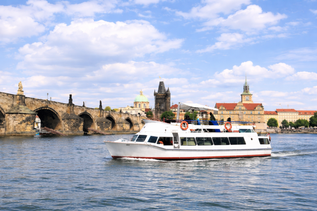 Osobní & party loď až pro 30 osob