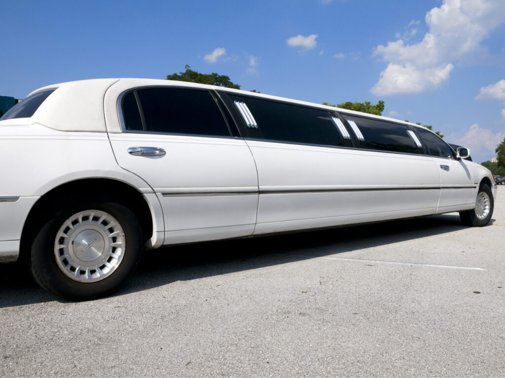 Bílá limuzína až pro 8 osob
