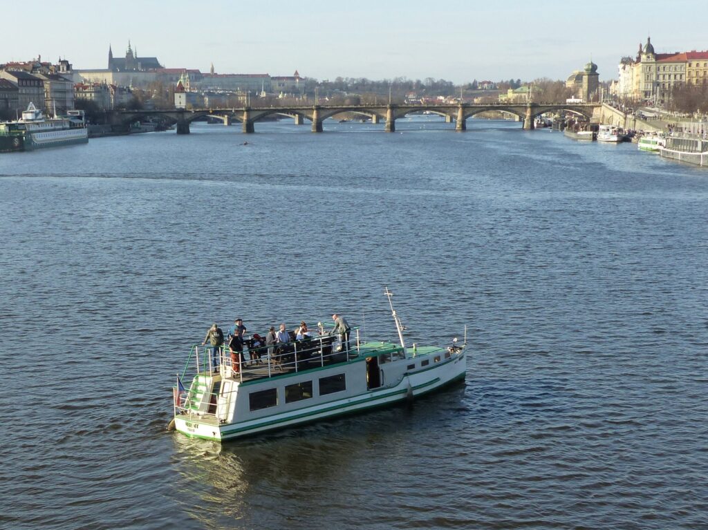 Loď pro 11 osob | Plavba na Vltavě | Praha | Rozlučka pro ženicha