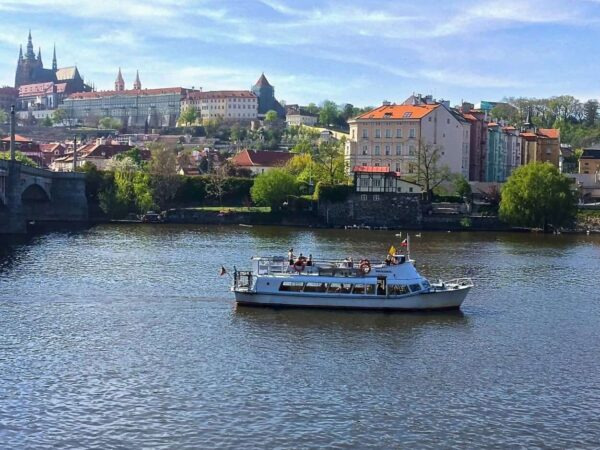 striptýz na rozlučce se svobodou při plavbě na Vltavě