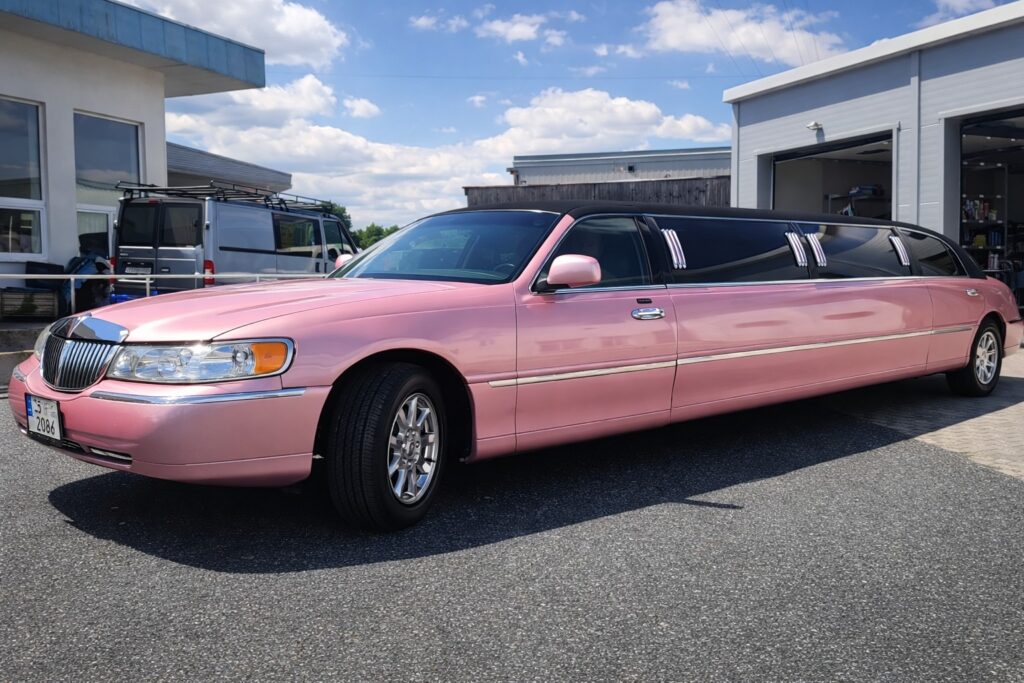 Růžová limuzína pro 8 a show Pardubicko