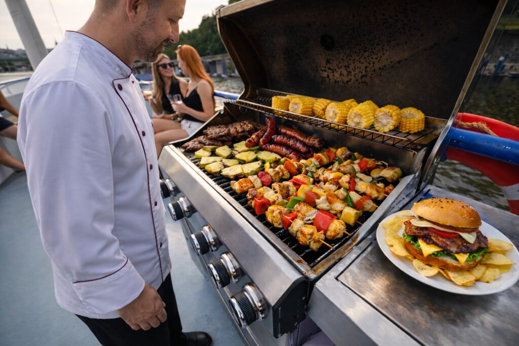 Plavba, show a grilování na lodi