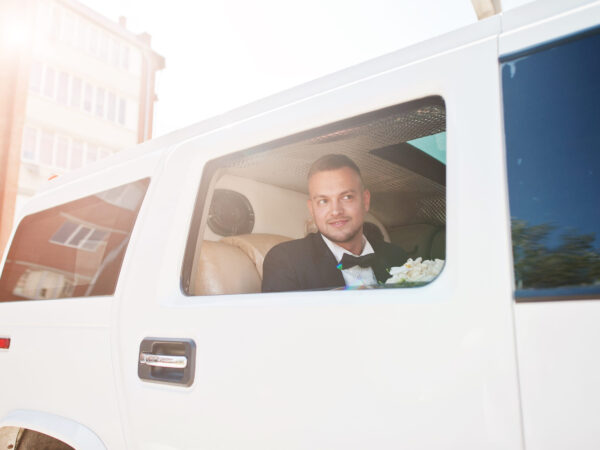 limuzína na svatbu pro ženicha i nevěstu