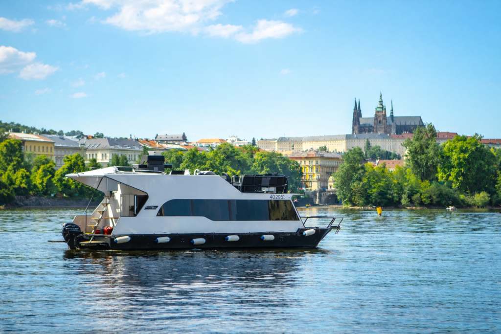 Jachta a tří hodinová plavba