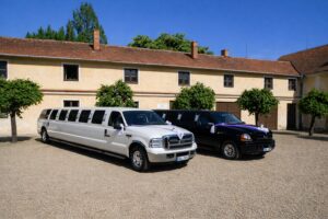 Černá limuzína připravená na jízdu v Brně