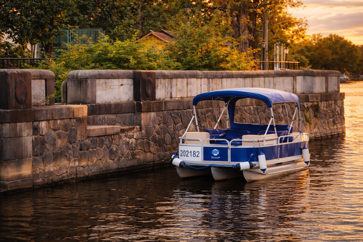 Člun na Vltavě v Praze připravený na rozlučku pro nevěstu