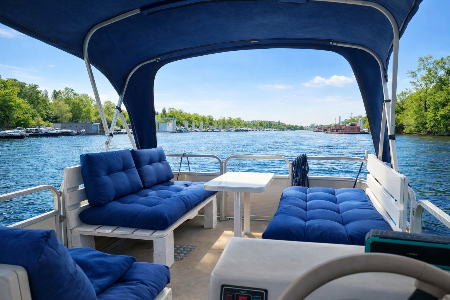 Pronájem člunu na Vltavě v Praze pro rozlučku se svobodou nevěsty