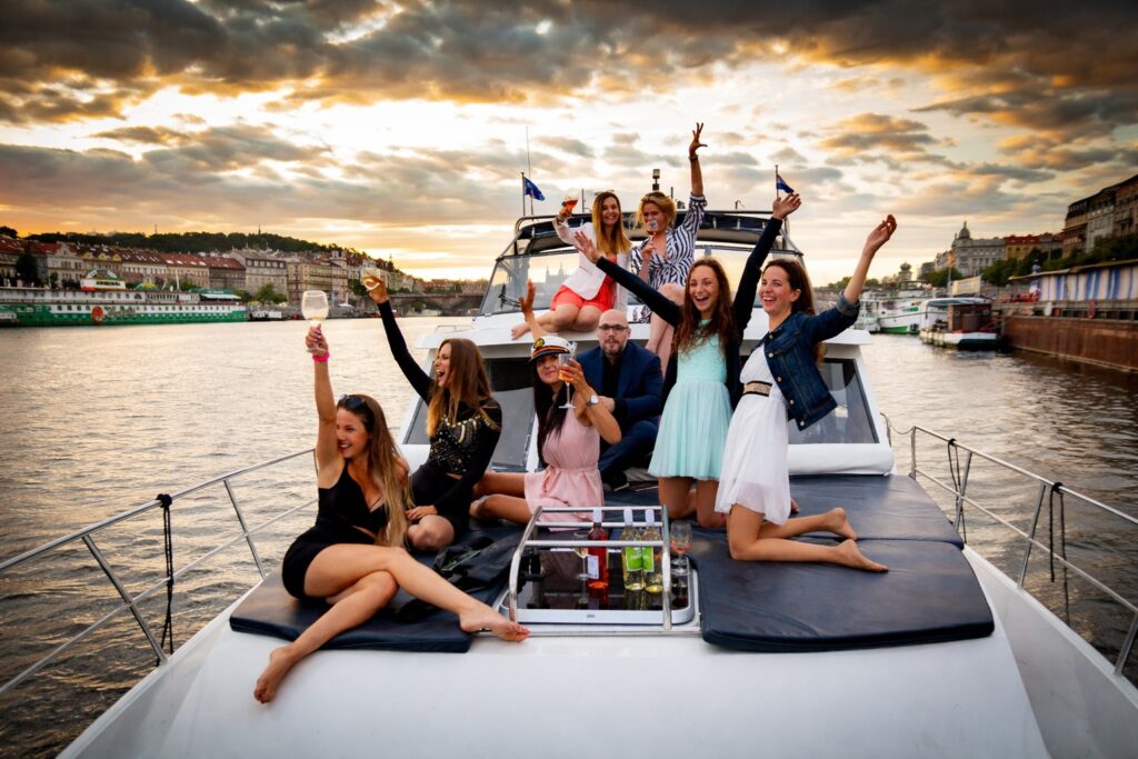 Výletní party loď až pro 10 osob
