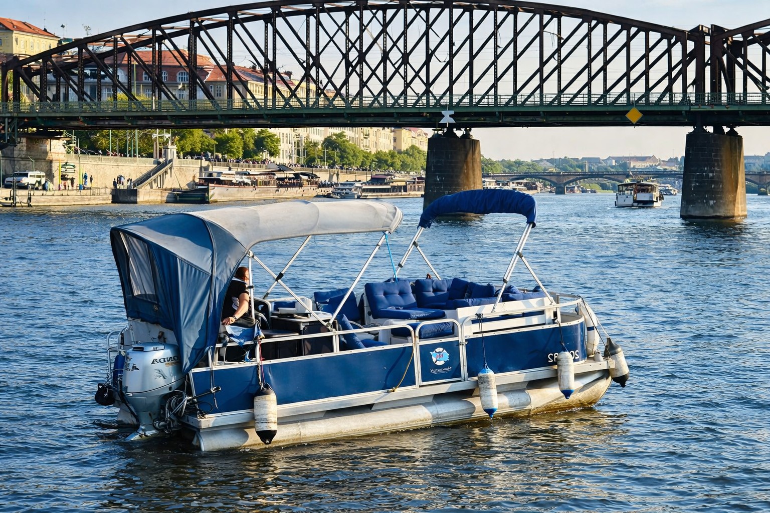 Pronájem člunu na Vltavě v Praze pro rozlučku nevěsty