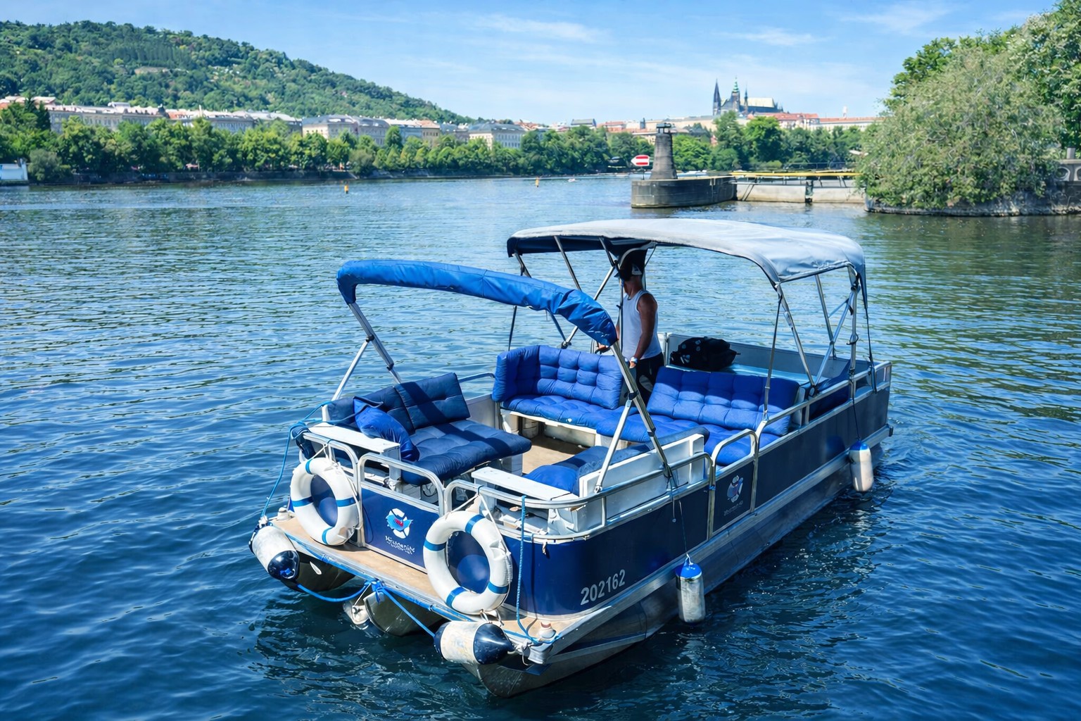 Rozlučka se svobodou pro nevěstu na člunu v Praze