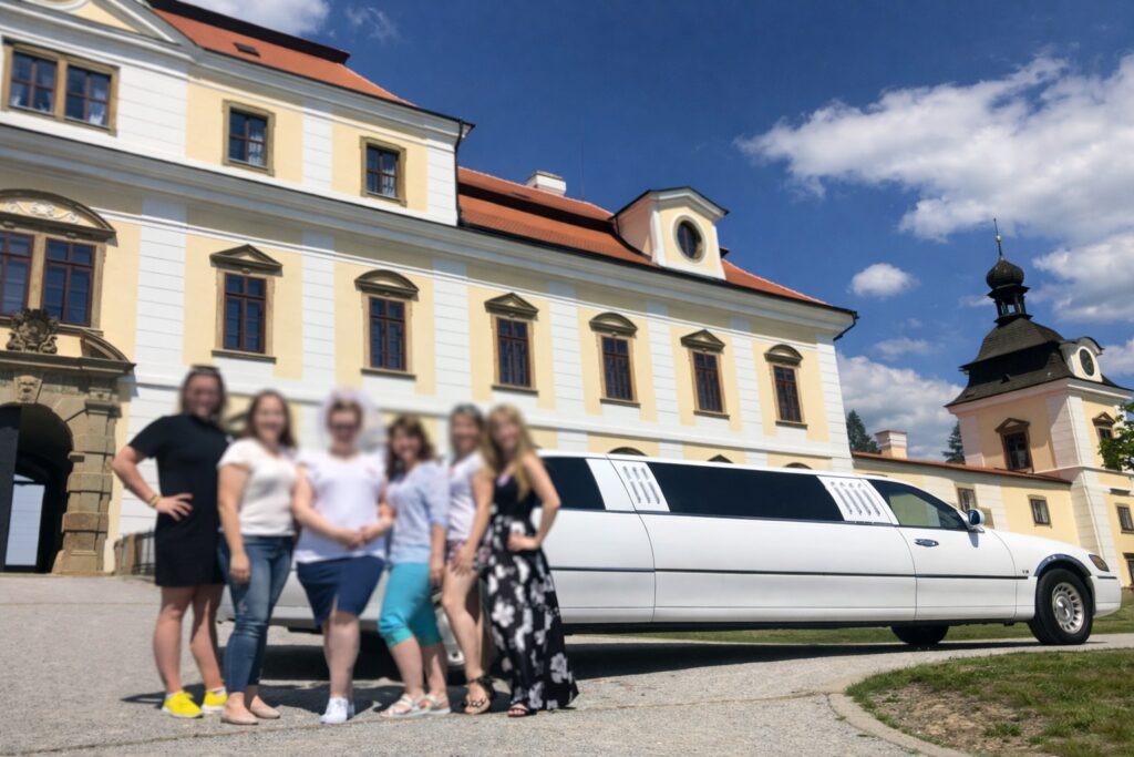 Bílá limuzína pro 8 a show Pardubicko