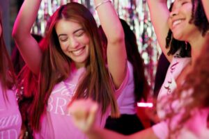 Rozlučka se svobodou pro nevěstu, parta kamarádek tančí a baví se